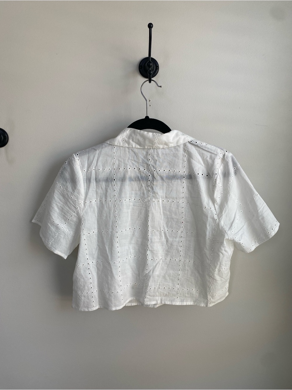 90’s Summer Cropped White Eyelet Button-Up with Embroidered Floral 100% Cotton - Picture 2 of 7